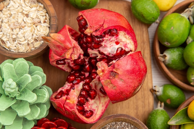 Vista superior de la composición de frutas frescas diferentes frutas sobre fondo blanco.