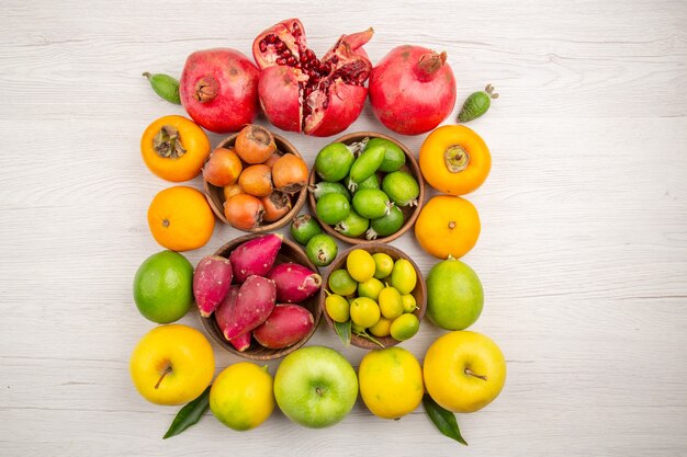 Vista superior de la composición de frutas frescas diferentes frutas sobre fondo blanco.