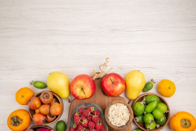 Vista superior de la composición de frutas frescas diferentes frutas sobre fondo blanco.