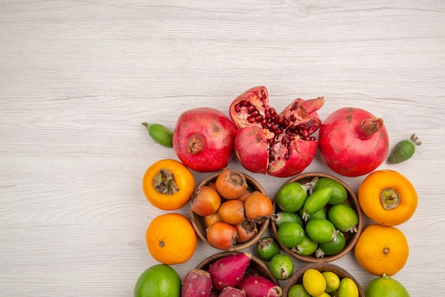 Vista superior de la composición de frutas frescas diferentes frutas sobre fondo blanco.