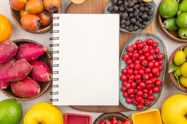 Vista superior de la composición de frutas frescas diferentes frutas sobre fondo blanco.