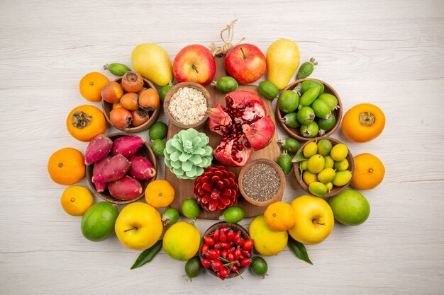 Vista superior de la composición de frutas frescas diferentes frutas sobre fondo blanco.
