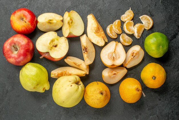 Foto gratuita vista superior de la composición de frutas frescas en el escritorio oscuro