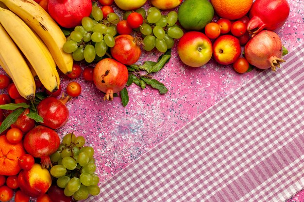 Vista superior de la composición de frutas frescas frutas coloridas en la superficie rosa