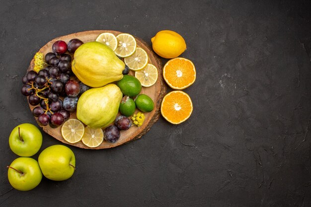 Vista superior de la composición de frutas frescas frutas maduras y melosas en el piso oscuro fruta suave vitamina madura fresca