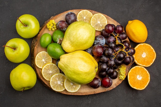 Vista superior de la composición de frutas frescas frutas maduras y suaves sobre una superficie oscura
