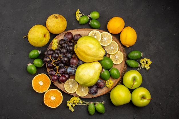 Vista superior de la composición de frutas frescas frutas maduras y suaves en la superficie oscura frutas maduras vitamina fresca suave