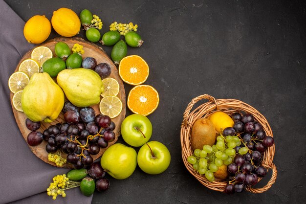 Vista superior de la composición de frutas frescas frutas maduras en la superficie oscura vitamina fruta fresca suave