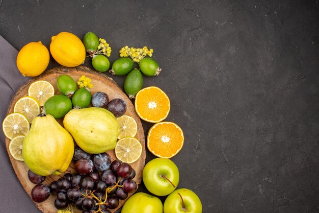 Vista superior de la composición de frutas frescas frutas maduras en la superficie oscura vitamina fruta suave madura fresca