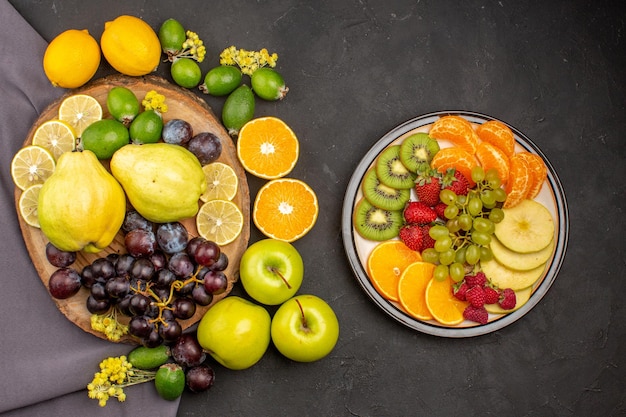 Vista superior de la composición de frutas frescas frutas maduras en la superficie oscura vitamina suave frutas maduras frescas