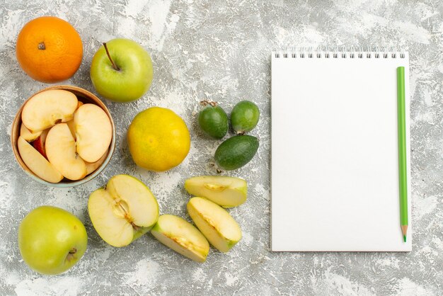 Vista superior de la composición de frutas frescas manzanas feijoa y otras frutas sobre fondo blanco fruta fresca suave vitamina de color maduro