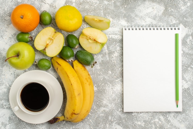 Vista superior de la composición de frutas frescas manzanas feijoa plátanos y otras frutas sobre fondo blanco fruta fresca suave vitamina de color maduro