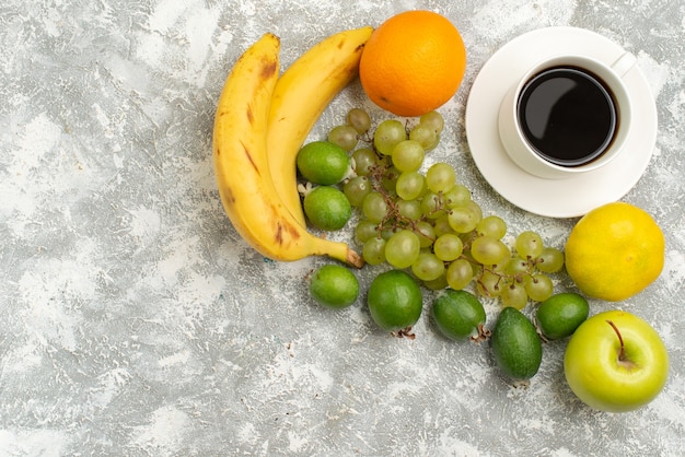 Vista superior de la composición de frutas frescas manzanas, uvas y plátanos con café sobre fondo blanco fruta fresca suave vitamina de color maduro