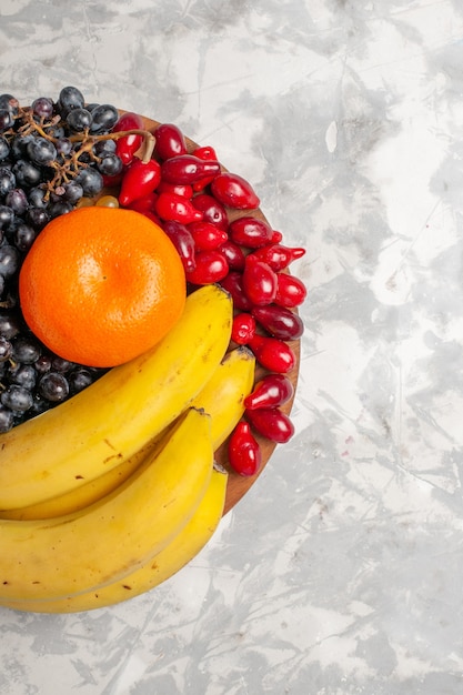 Vista superior de la composición de frutas frescas, plátanos, cornejos y uvas en superficie blanca, fruta, baya, frescura, vitamina