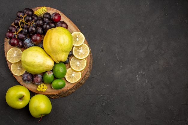 Vista superior de la composición de frutas frescas en rodajas y maduras en la superficie oscura frutas maduras frescas salud suave