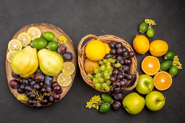 Vista superior de la composición de frutas frescas en rodajas suaves y frutas maduras en la superficie oscura frutas vitamina fresca madura suave