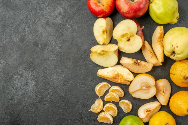 Vista superior de la composición de frutas frescas sobre el fondo oscuro