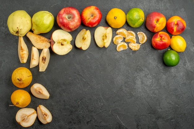 Vista superior de la composición de frutas frescas sobre el fondo oscuro