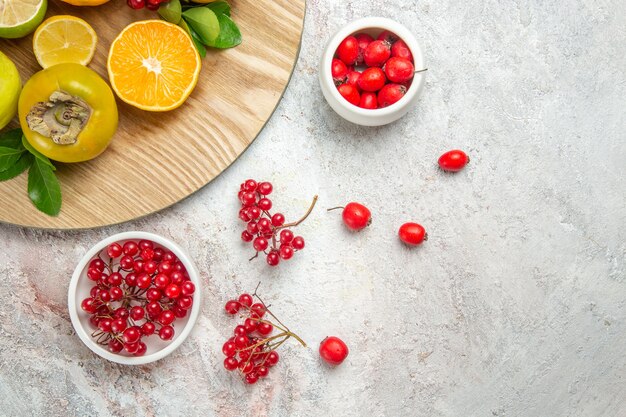 Vista superior de la composición de frutas frutas frescas en mesa blanca