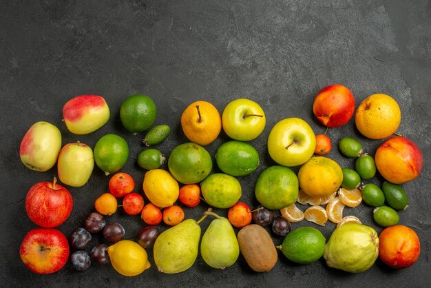 Vista superior de la composición de frutas frutas frescas sobre fondo gris oscuro