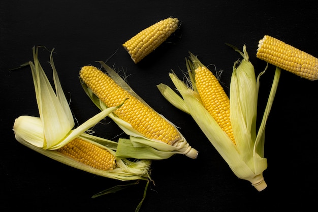 Vista superior de la composición de maíz fresco