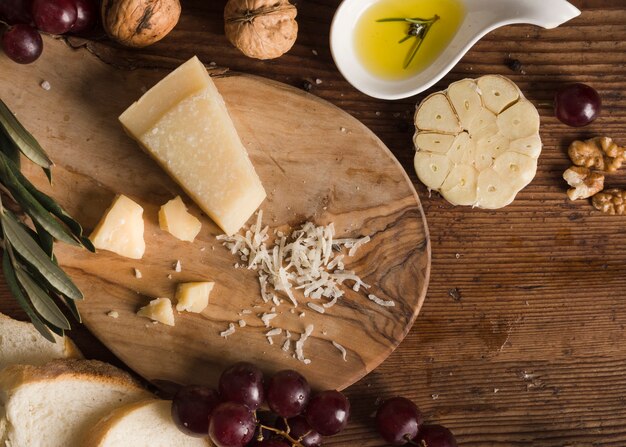 Vista superior composición de queso en la mesa