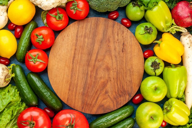 Vista superior de la composición vegetal con frutas frescas en la mesa azul ensalada de comida vida sana dieta de color maduro
