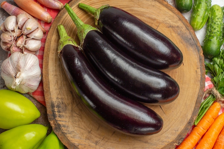 Foto gratuito vista superior de la composición de verduras frescas con berenjenas sobre fondo blanco.