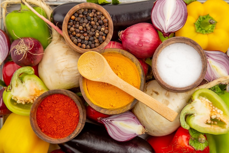 Foto gratuito vista superior de la composición de verduras frescas con condimentos.