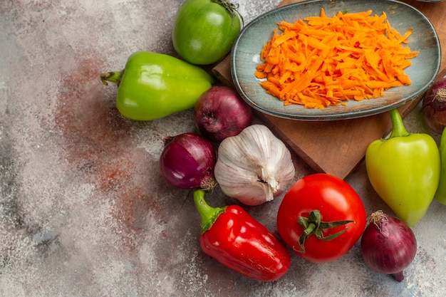 Vista superior de la composición de verduras frescas en el escritorio blanco comida color vida sana ensalada dieta madura