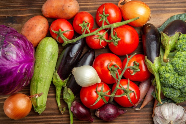 Vista superior de la composición de verduras frescas en el escritorio de madera ensalada madura fresca salud de color