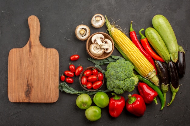 Vista superior de la composición de verduras frescas maduras en el escritorio gris