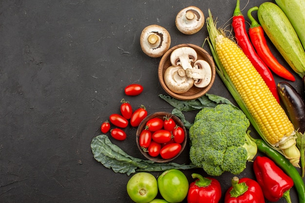 Vista superior de la composición de verduras frescas maduras en piso oscuro