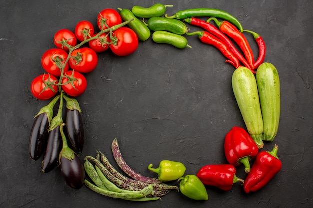 Vista superior de la composición de verduras frescas maduras sobre el fondo oscuro