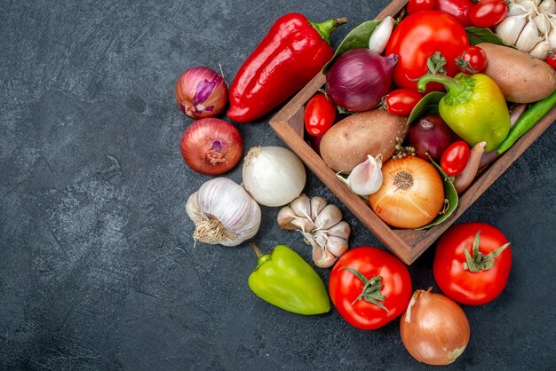 Vista superior de la composición de verduras frescas en la mesa oscura ensalada de color fresco maduro