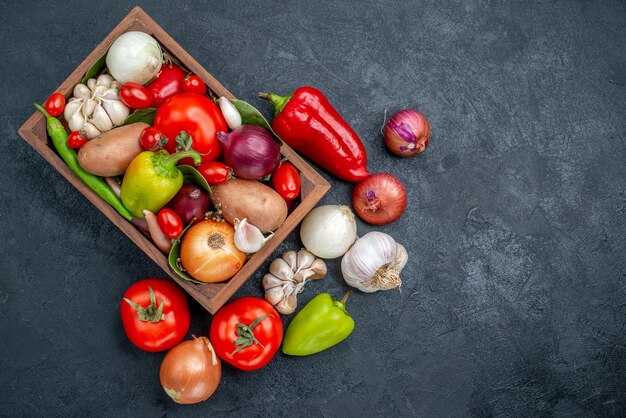 Vista superior de la composición de verduras frescas en la mesa oscura ensalada de color fresco maduro