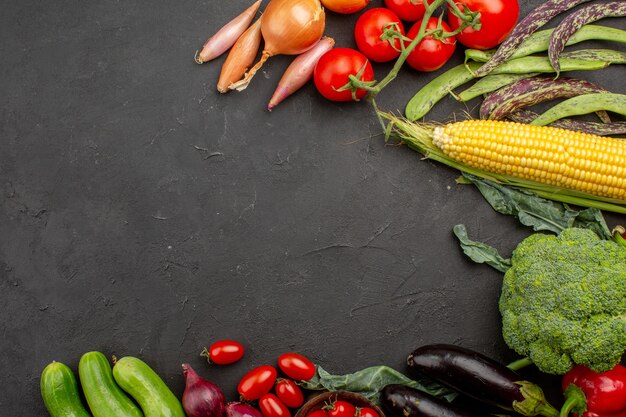 Vista superior de la composición de verduras maduras frescas sobre fondo gris