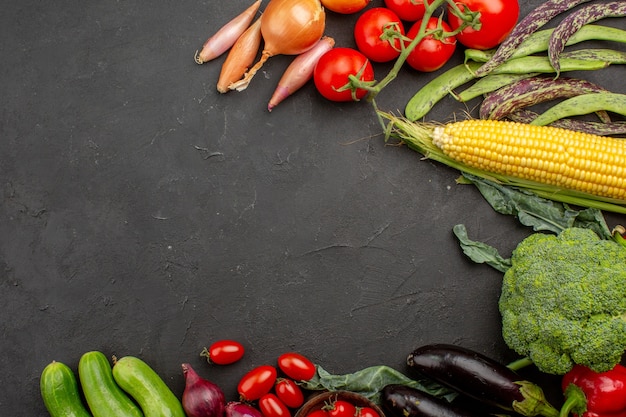 Vista superior de la composición de verduras maduras frescas sobre fondo gris