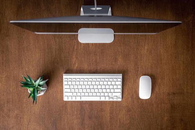 Vista superior de la computadora en un escritorio de mesa de madera