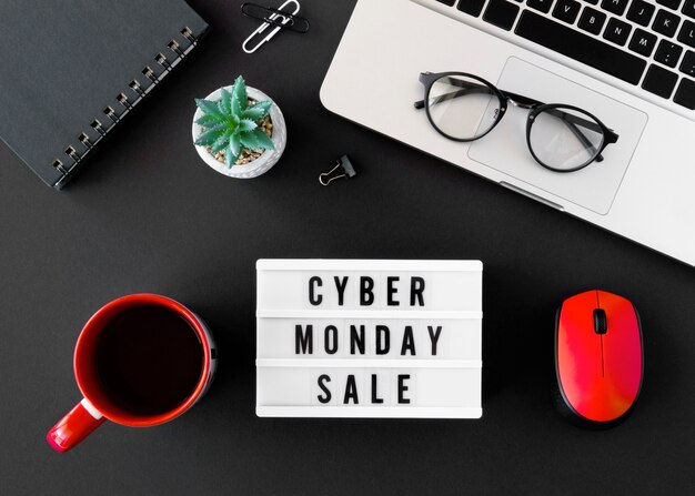 Vista superior de la computadora portátil con café y caja de luz para el cyber monday