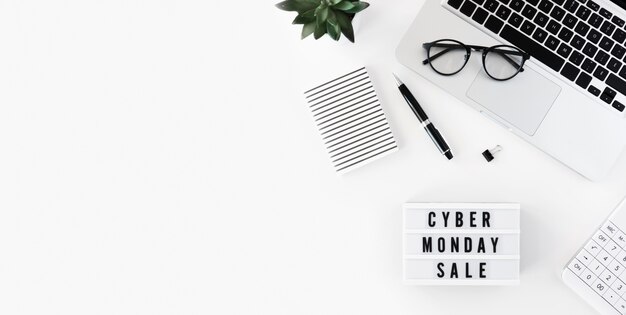 Vista superior de la computadora portátil con caja de luz y planta para cyber monday