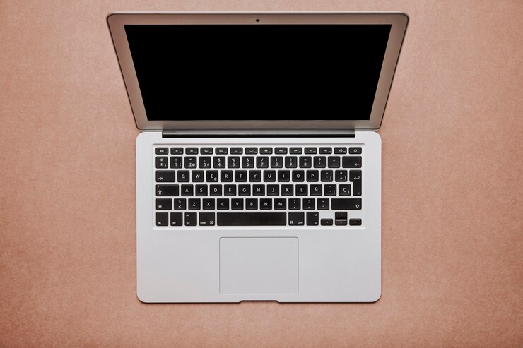 Foto gratuito vista superior de la computadora portátil