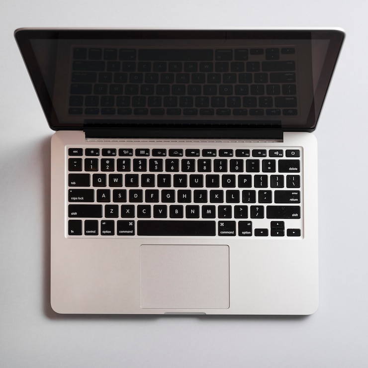 Foto gratuito vista superior de la computadora portátil