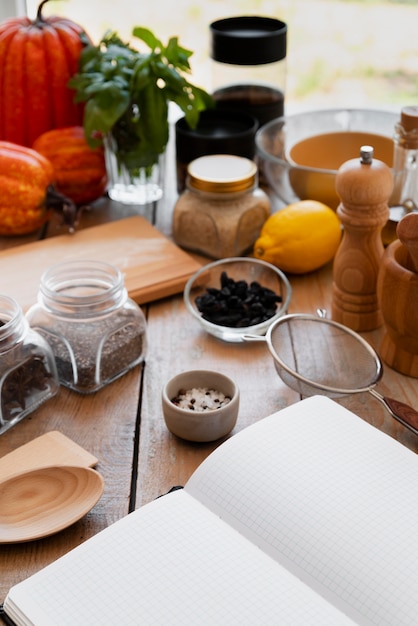 Foto gratuita vista superior del concepto de bodegón de libro de recetas