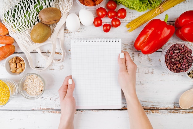 Vista superior del concepto de comida con espacio de copia