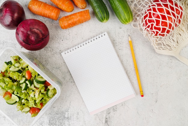 Foto gratuita vista superior del concepto de comida con espacio de copia