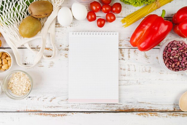 Vista superior del concepto de comida con espacio de copia