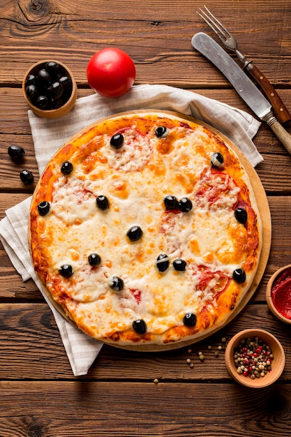 Foto gratuita vista superior del concepto de deliciosa pizza