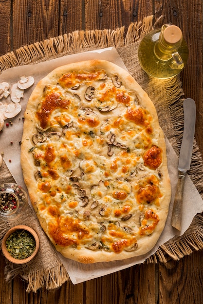 Foto gratuita vista superior del concepto de deliciosa pizza