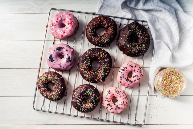 Vista superior del concepto de deliciosas donas